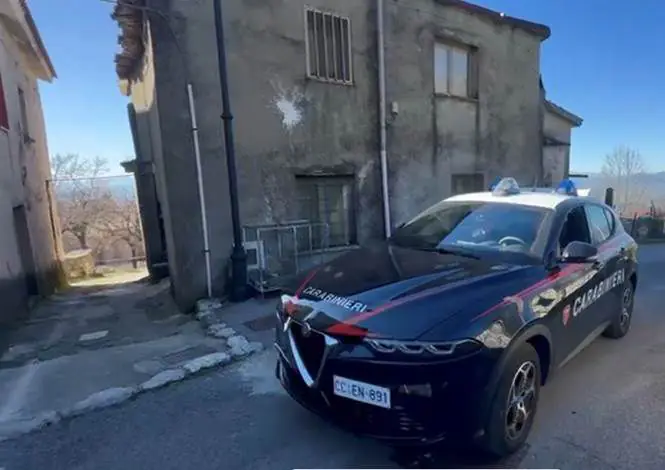 Intrappolata tra le fiamme della casa, l’intervento eroico del carabiniere