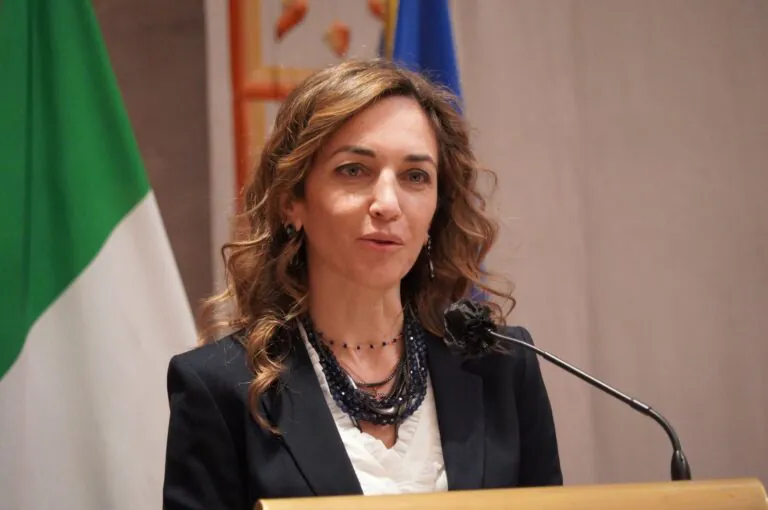 Il vicepresidente del Senato della Repubblica in piazza nella valle