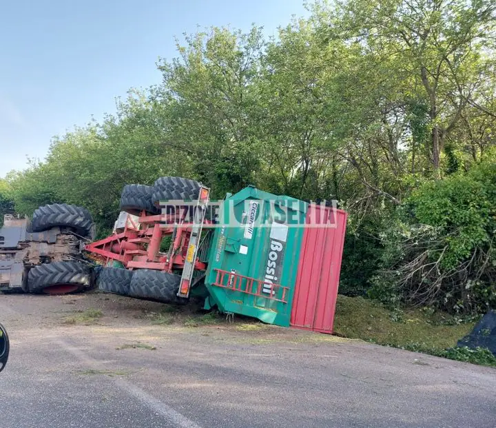 Si ribalta col trattore, paura sulla Provinciale