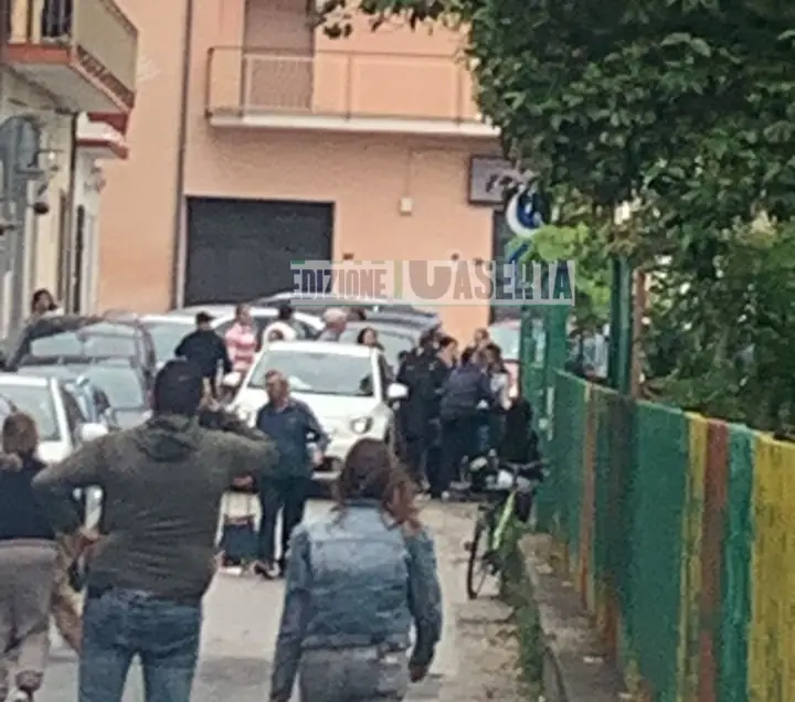 Choc fuori la scuola elementare: bimbo si sente male e rischia di essere investito
