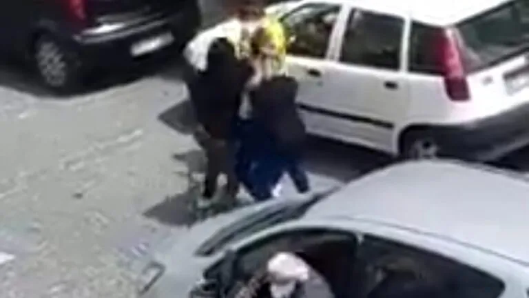 Minaccia ex al parco giochi davanti alla figlia, suona clacson e lo fa arrestare