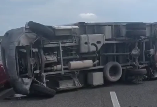 Grave incidente: camion si ribalta al centro strada, due feriti
