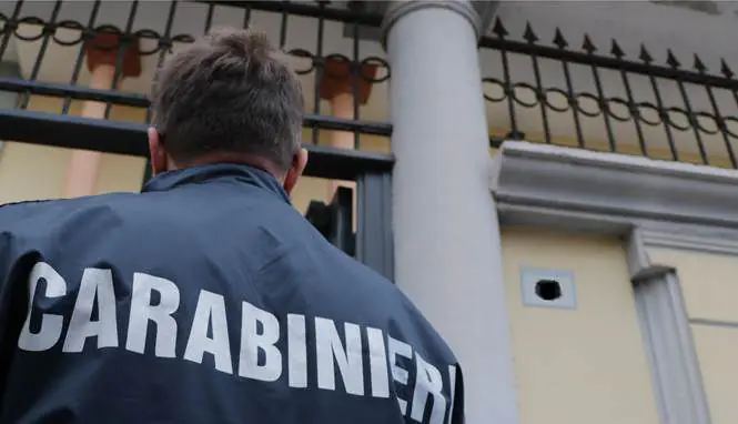 Fingono vendita online di un box auto e prendono acconto, 3 nei guai