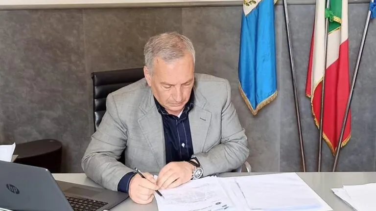 Trombetta, è finita: 13 firmano dal notaio, sindaco a casa