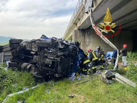 Autotreno precipita dal cavalcavia, incastrato tra le lamiere