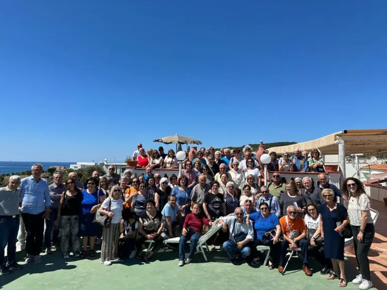 Soggiorno ad Ischia per cento cittadini, in nave anche il sindaco e la sua vice
