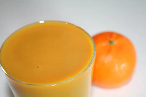 Pezzi di vetro nel succo di frutta, sequestrate le confezioni a rischio