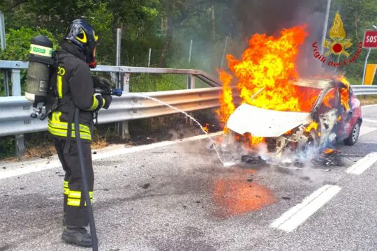 Auto prende fuoco sull’autostrada, choc per conducente