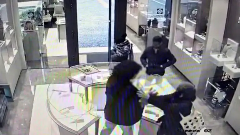 Rapinatori in fuga con bottino da 250mila euro, fermate le due finte clienti