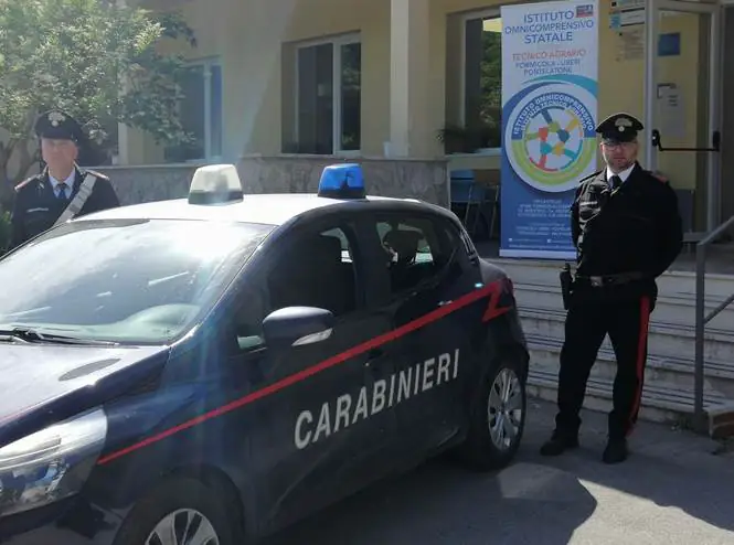 Carabinieri piombano su un furto a scuola: pc recuperati, ladri in fuga
