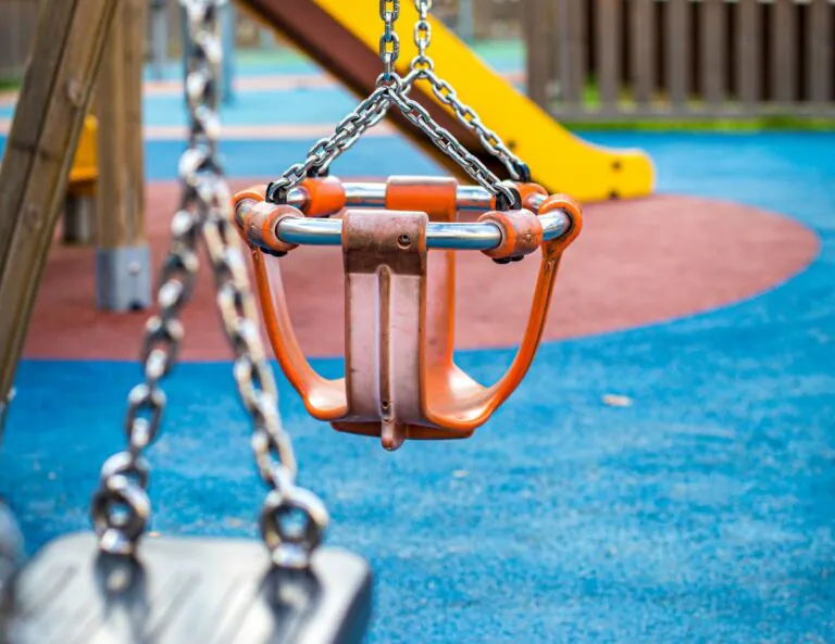 Raid al parco giochi, giostrine rovinate. La richiesta delle mamme