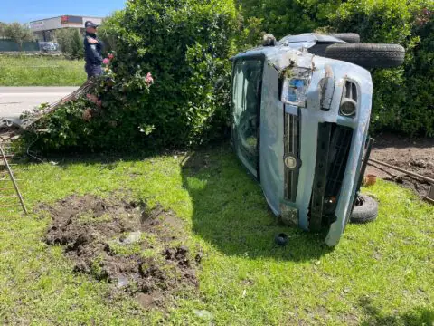 Incidente stradale: Panda si ribalta, due feriti