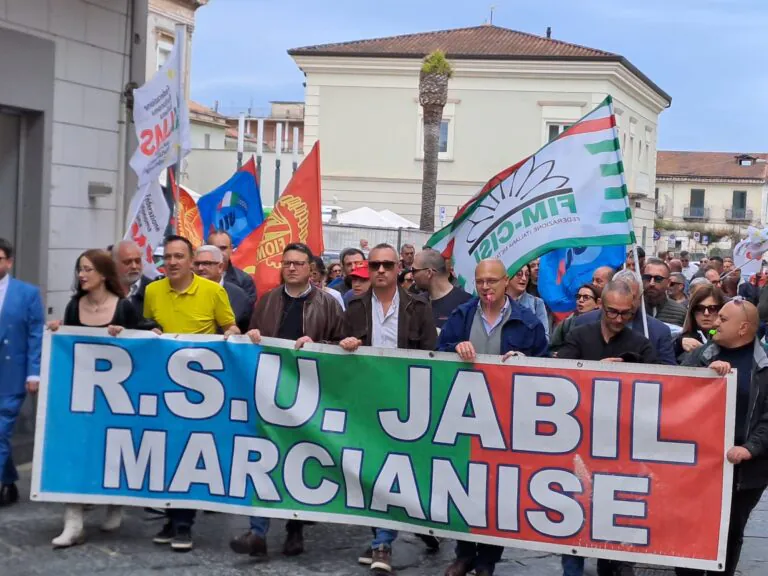 Jabil, arriva l’ex premier per la battaglia contro i licenziamenti