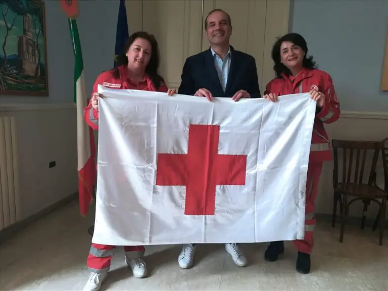 Giornata mondiale della Croce Rossa, la bandiera dei volontari esposta sul Municipio