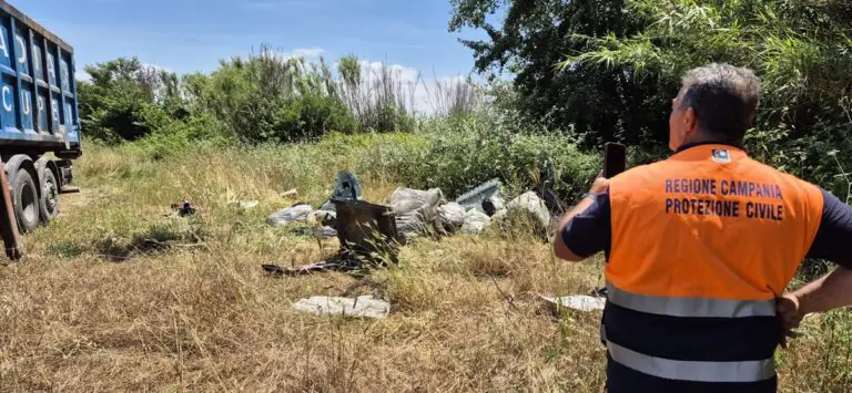 Operazione di rimozioni delle discariche abusive, trovate carcasse di auto tagliate
