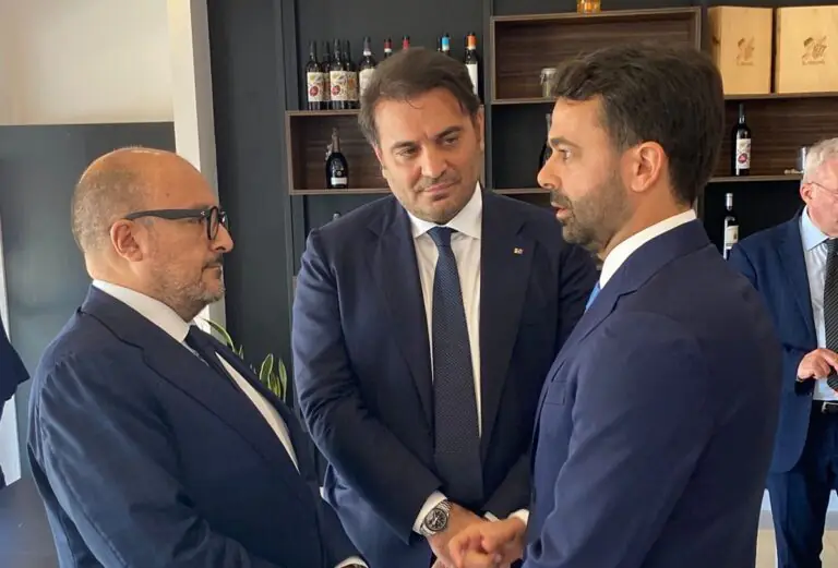 Steve Stellato passa in Fratelli d’Italia, l’accoglienza d’eccezione di Sangiuliano e Cangiano