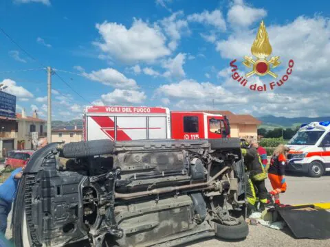Auto sbanda e si ribalta, resta incastrato tra le lamiere