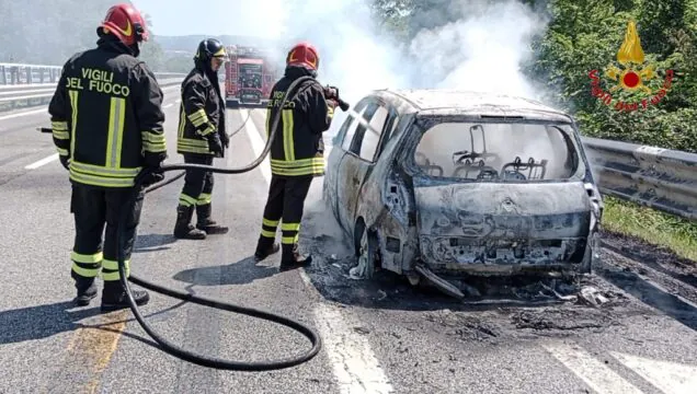 Auto con genitori e due figli prende fuoco