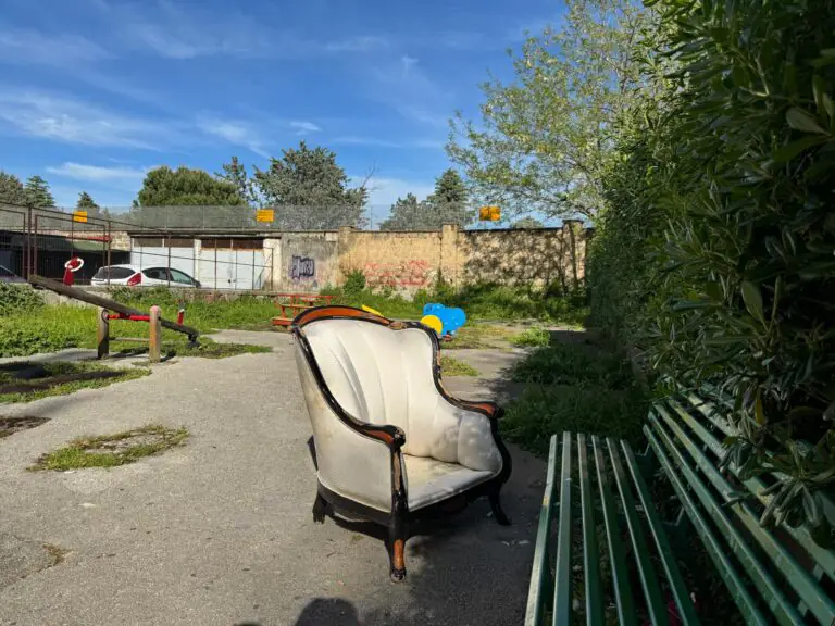 Omessa manutenzione del verde: villetta Viale Beneduce in pessime condizioni