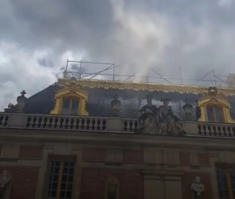 Incendio alla Reggia di Versailles, turisti in fuga