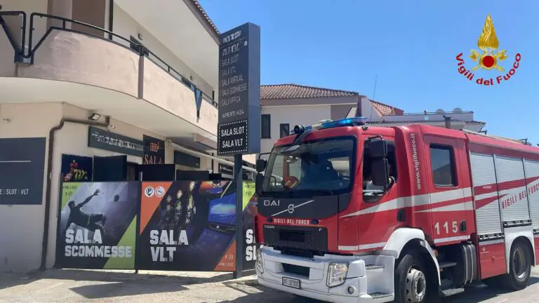 Terribile incendio, fumo nero per tutta la zona. Colpito un centro scommesse