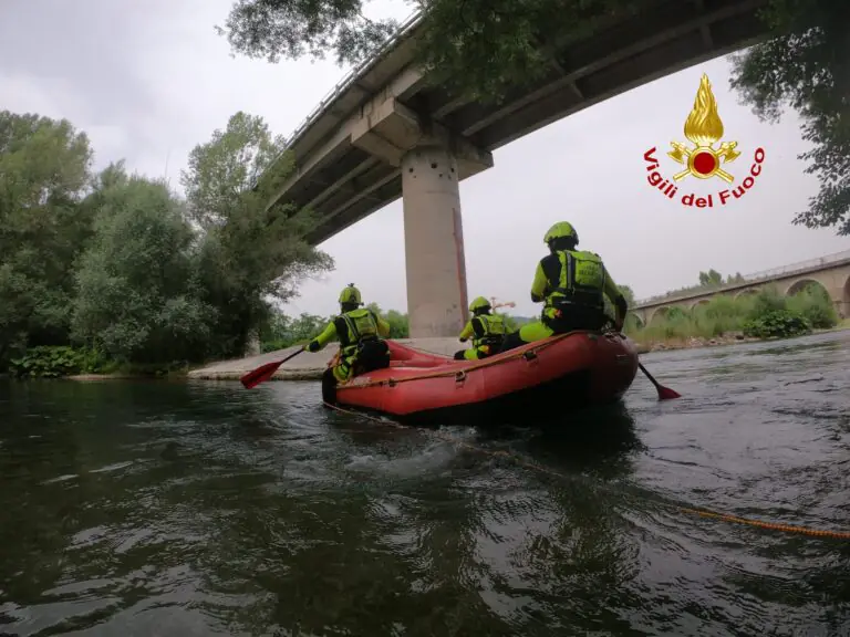 Persone e veicoli in acqua, vigili del fuoco in azione nel Casertano