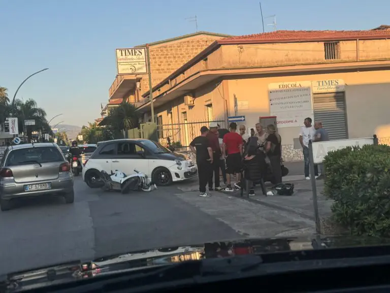 Schianto davanti al noto locale: coinvolti una 500 e uno scooter