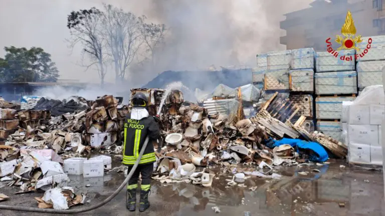Disastro nel deposito, video conferma tutto: ecco come è partito l’incendio