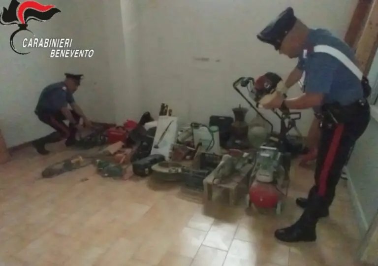 Cercano droga, trovano cellulari anti perquisizione e reperti archeologici