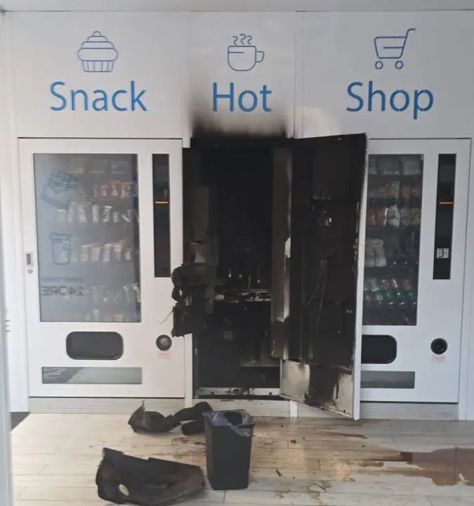 Raid vandalico: danno alle fiamme distributore automatico della catena ‘Josè h24’