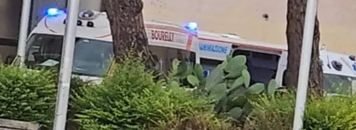 Choc nelle palazzine, una 18enne giù dal quarto piano. È grave