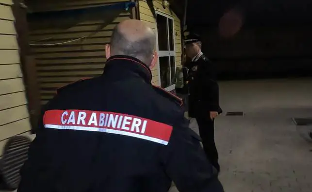 Cacciato di casa dopo violenze ai genitori, entra dal giardino: stavolta va in cella