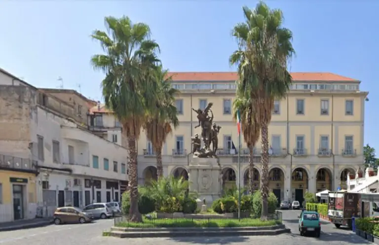 Non vuole aspettare e aggredisce giovane dipendente, choc nel Municipio