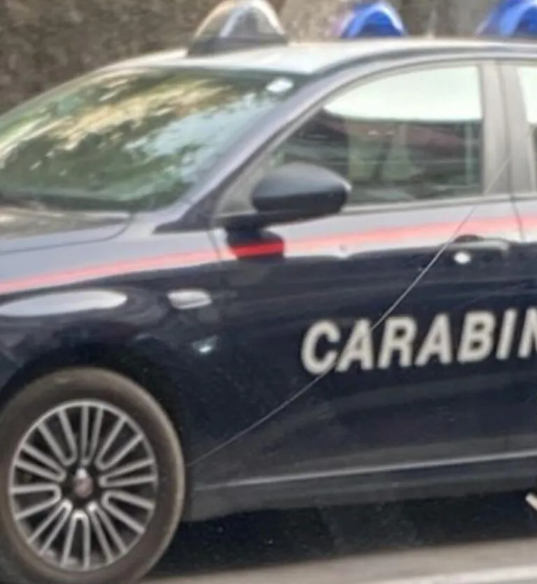 L’aiuta a parcheggiare l’auto e poi la deruba