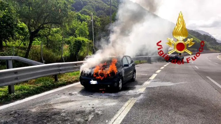 Auto con all’interno padre e figlio prende fuoco in autostrada