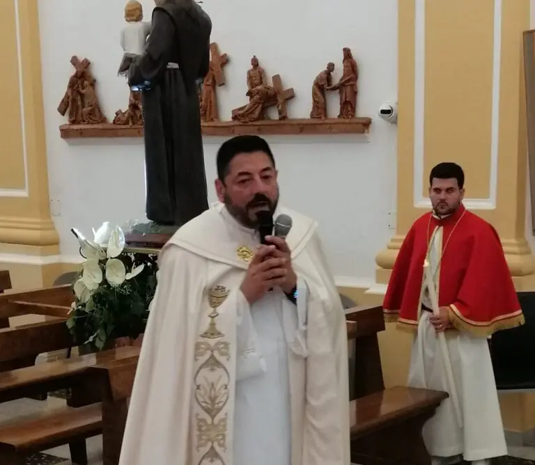 “La Chiesa che unisce”: Don Caruso accoglie giovani di diverse parrocchie