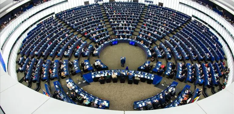 Ecco quanto guadagna un europarlamentare: stipendi da capogiro