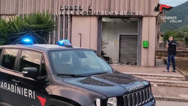 Banditi fanno saltare in aria bancomat con l’esplosivo