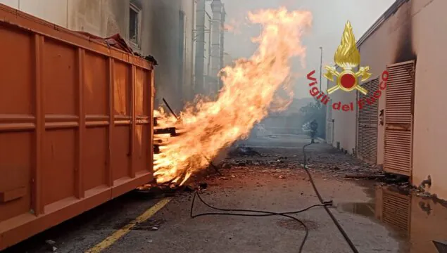 Fiamme divampano davanti ad una fabbrica
