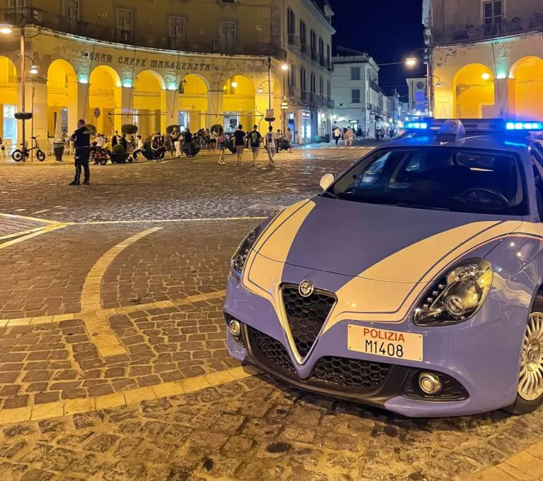 Coca venduta a 20 euro, polizia blocca scambio e lo arresta