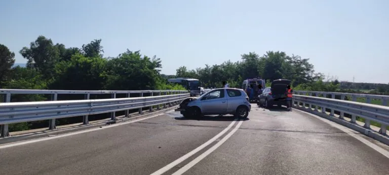Scontro frontale tra due auto sull’Asse. Ci sono feriti