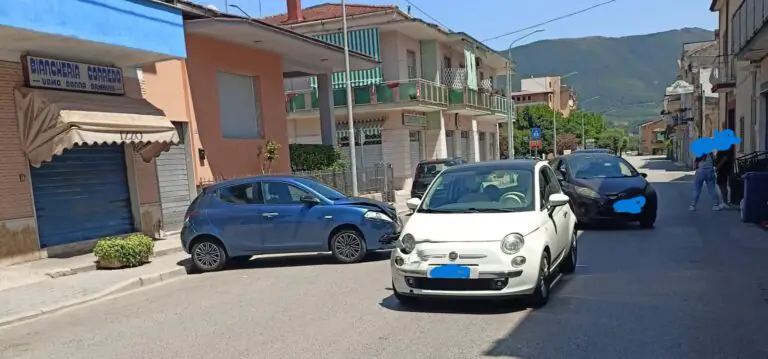 Scontro tra due auto vicino alla casa comunale