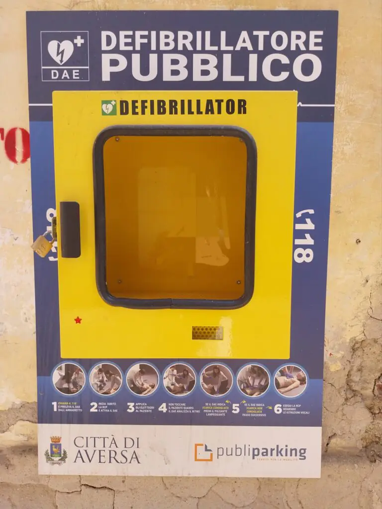 Vandalismo: imbrattano beni pubblici e rubano un defibrillatore