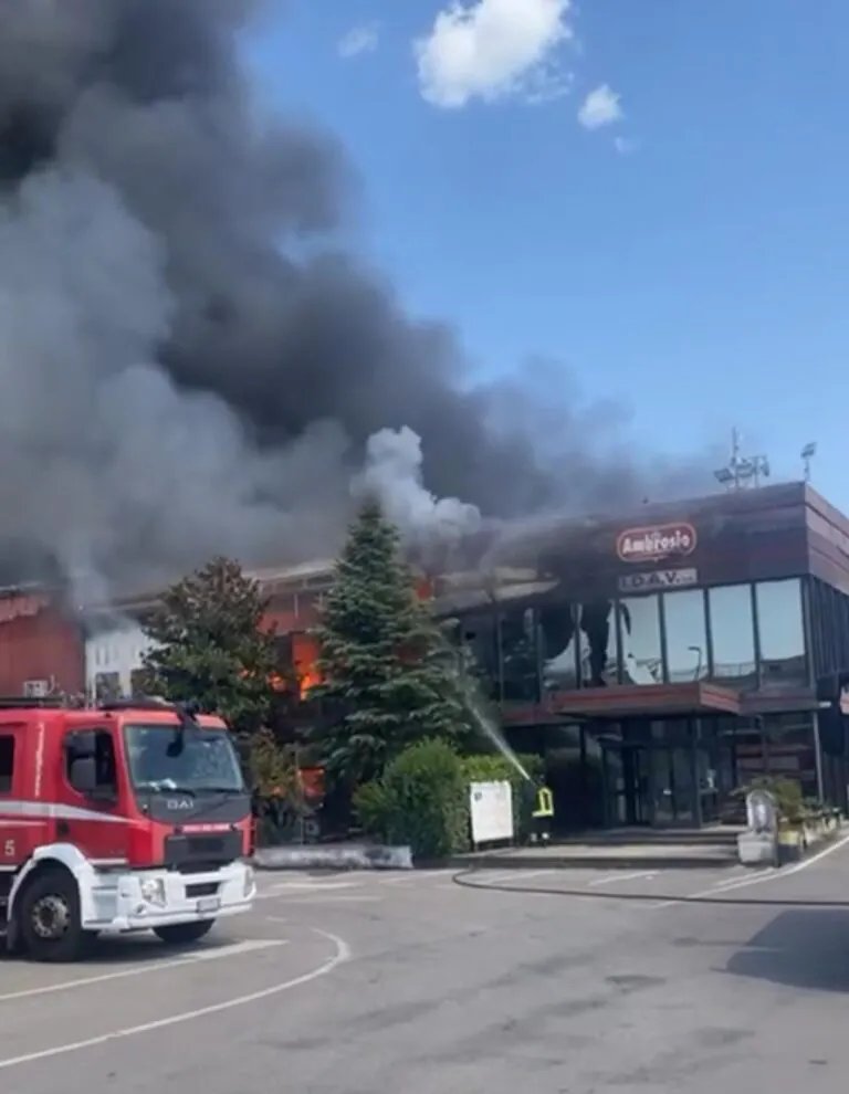 Azienda dolciaria va a fuoco: nube di fumo nero invade il casertano