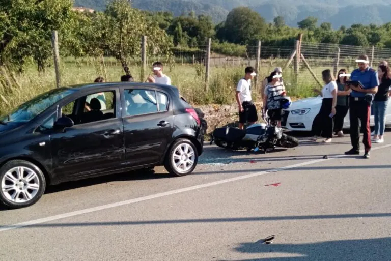 Terribile scontro tra moto e auto: centauro “vola” per diversi metri contro l’asfalto. Gravissimo