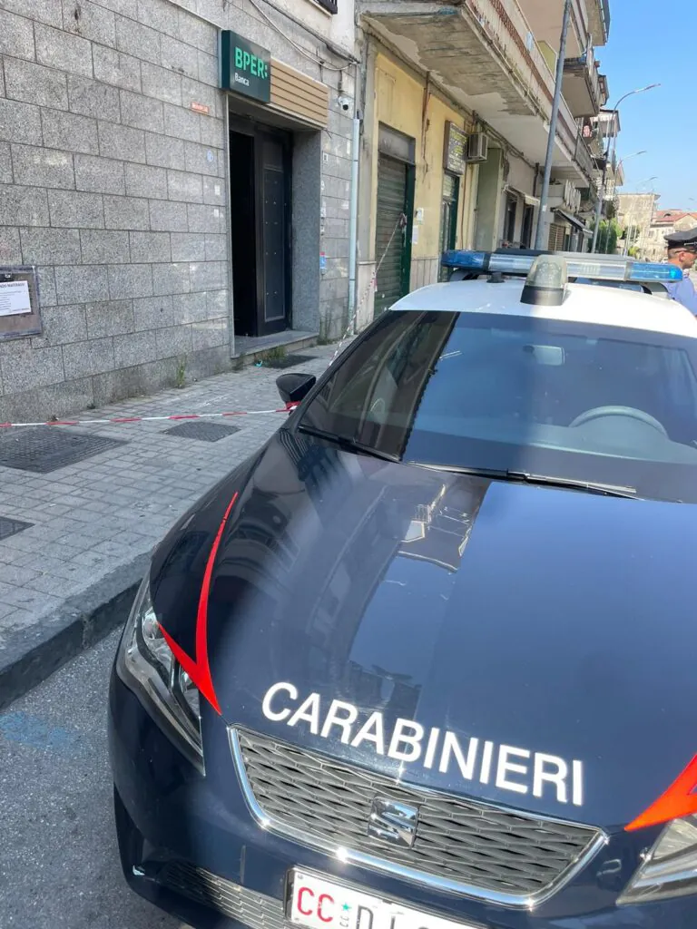 Raid in una banca in pieno giorno con ostaggi, banditi in fuga col bottino