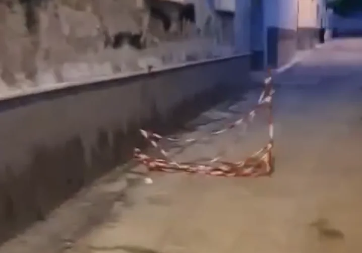 Pericolo al centro strada, spunta il video shock. I residenti: “Ci abitano diversi anziani”