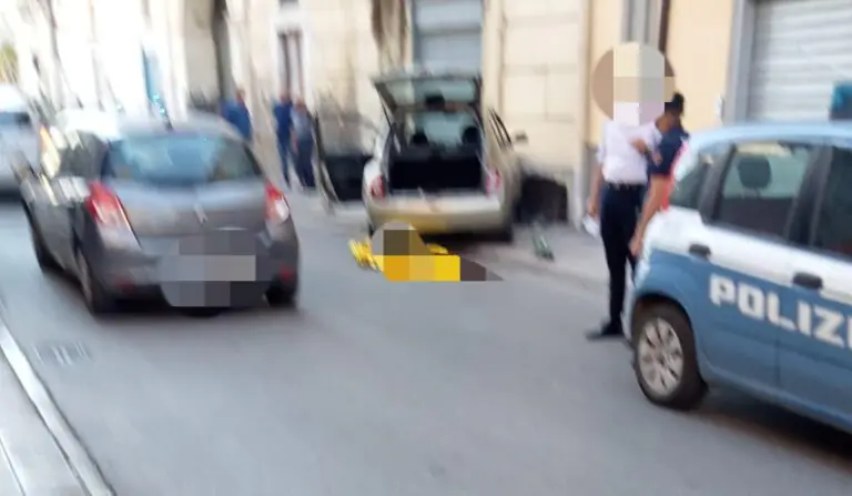 Si schianta dopo malore contro locale e muore