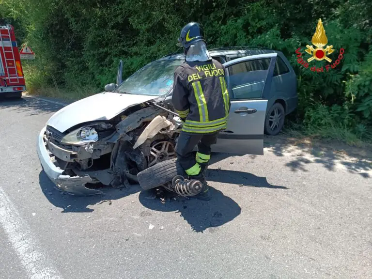 Scontro sulla Provinciale, incastrato tra le lamiere: arrivano i vigili del fuoco. FOTO