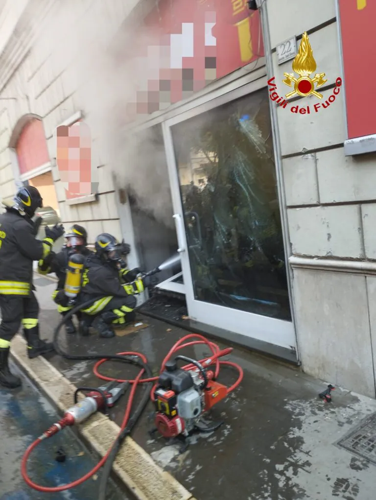 Negozio di casalinghi distrutto dal rogo, le fiamme minacciano anche abitazioni. I danni